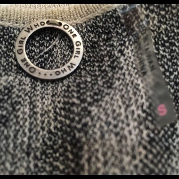One Girl Who Black And Tan Sweater📂 - Picture 3 of 4